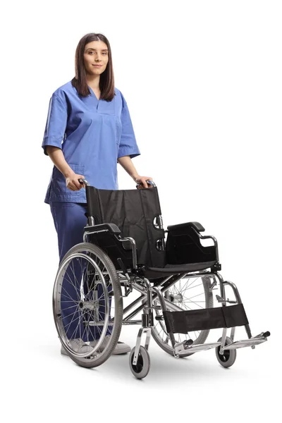 Žena Zdravotní Sestra Stojící Prázdným Invalidním Vozíkem Izolované Bílém Pozadí — Stock fotografie