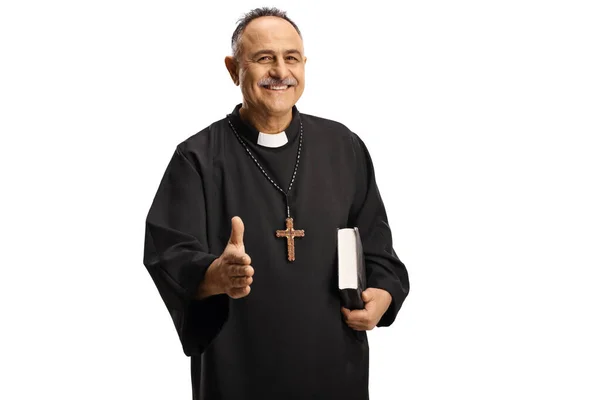 快乐的牧师为握手做手势 拿着一本白色背景的圣经 — 图库照片