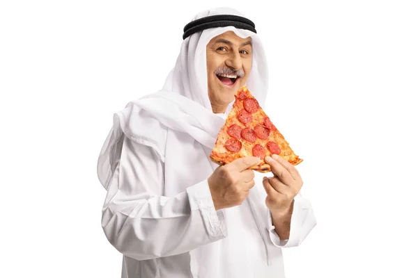 Gammal Arabiska Man Etniska Kläder Äter Pepperoni Pizza Och Ler — Stockfoto