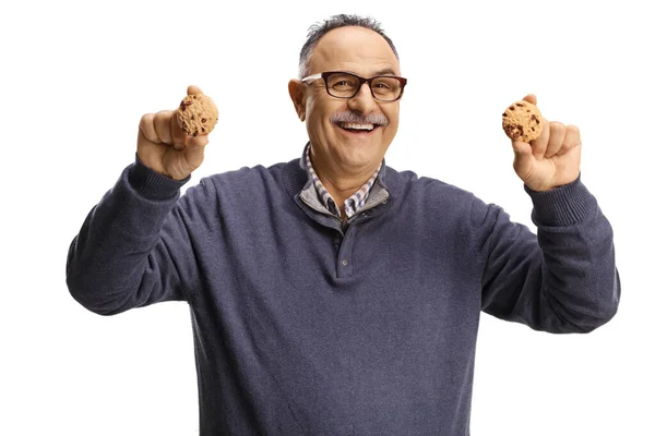 Glimlachende Volwassen Man Met Een Chocolade Chip Koekjes Geïsoleerd Witte — Stockfoto