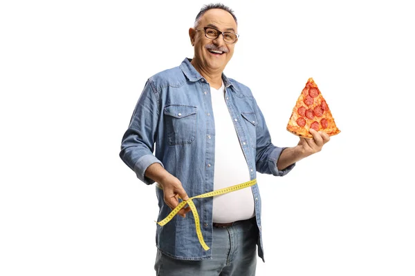 Lächelnder Älterer Mann Hält Ein Stück Pfefferoni Pizza Der Hand — Stockfoto