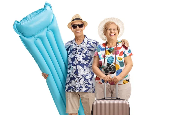 幸せなシニア男性と女性上の白い背景に隔離された夏の休日 — ストック写真