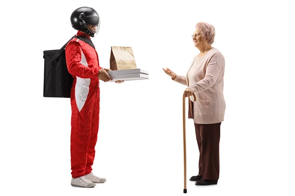 Consegna Cibo Uomo Con Casco Consegna Pizza Una Donna Anziana — Foto Stock