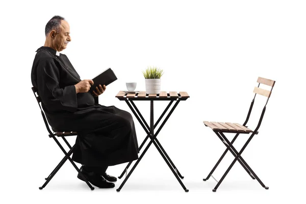 Perfil Sacerdote Leyendo Biblia Café Aislado Sobre Fondo Blanco — Foto de Stock