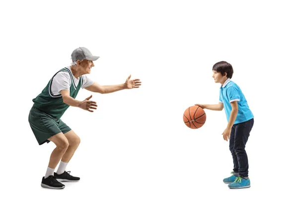 フル長さプロファイルショットの男の子遊ぶバスケットボールとともに高齢者の男孤立した上の白い背景 — ストック写真