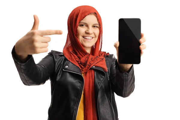 Mladá Žena Hidžábem Drží Smartphone Ukazuje Izolované Bílém Pozadí — Stock fotografie