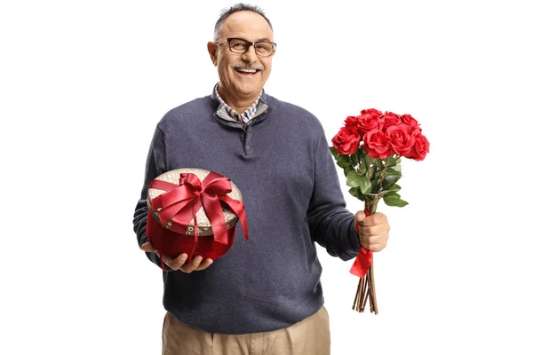 Усміхнений Зрілий Чоловік Тримає Купу Червоних Троянд Подарункову Коробку Ізольовано — стокове фото