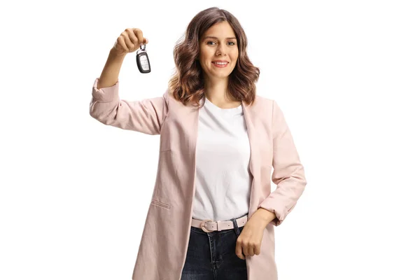 Νεαρή Γυναίκα Κρατώντας Κλειδιά Του Αυτοκινήτου Και Χαμογελώντας Απομονωμένη Λευκό — Φωτογραφία Αρχείου