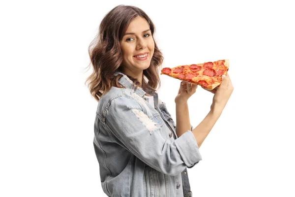 Joven Hembra Sosteniendo Una Rebanada Pizza Pepperoni Sonriendo Aislada Sobre — Foto de Stock