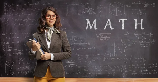 Giovane Insegnante Matematica Femminile Che Tiene Libri Posa Davanti Una — Foto Stock