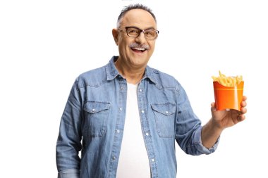 Patates kızartması tutan ve beyaz arka planda izole bir şekilde gülümseyen olgun bir adam.