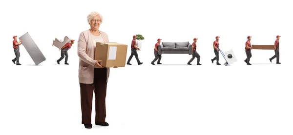 一个老年妇女拿着纸板箱和搬运工的全长肖像画 这些搬运工带着白色背景的物品 — 图库照片
