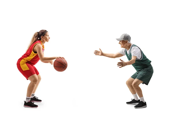 Ganzkörperaufnahme Einer Basketballspielerin Und Eines Älteren Mannes Beim Basketballspielen Isoliert — Stockfoto