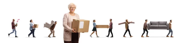 Ältere Frau Mit Einer Schachtel Und Menschen Die Gegenstände Rücken — Stockfoto