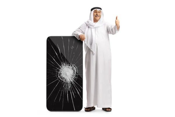 Портрет Повнометражного Арабського Чоловіка Етнічному Одязі Великим Смартфоном Тріснутим Екраном — стокове фото