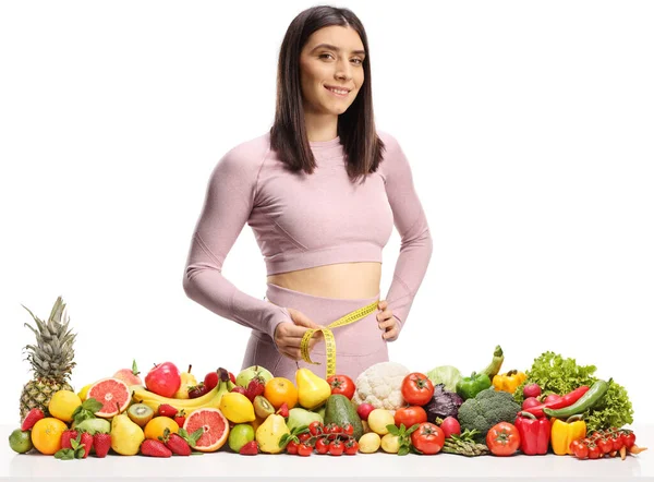 Femme Tenue Sport Mesurant Taille Derrière Une Pile Fruits Légumes — Photo