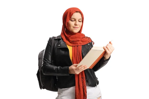 Mladá Studentka Nosí Hidžáb Čtení Knihy Izolované Pozadí Hite — Stock fotografie
