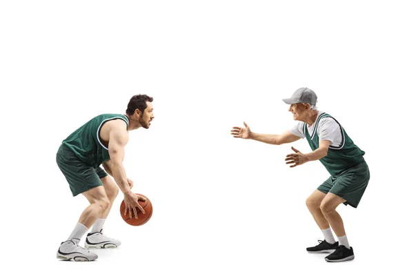 Junger Und Älterer Mann Spielt Basketball Isoliert Auf Weißem Hintergrund — Stockfoto