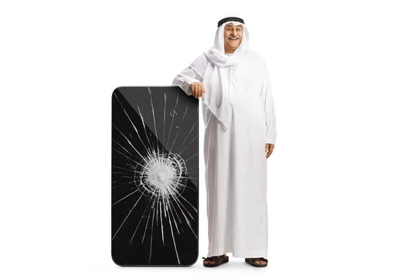 Портрет Повнометражного Арабського Чоловіка Етнічному Одязі Спирається Великий Смартфон Тріснутим — стокове фото