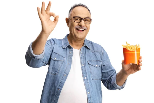 Gelukkig Volwassen Man Met Frietjes Gebaren Groot Geïsoleerd Witte Achtergrond — Stockfoto