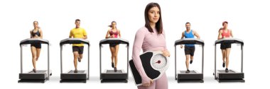 Spor kıyafetli genç bir kadın elinde bir ölçü terazisi tutuyordu ve insanlar arkada koşu bandında koşuyordu beyaz arka planda izole bir şekilde.