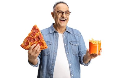 Elinde patates kızartması ve beyaz arka planda izole edilmiş bir dilim pepperonili pizza tutan olgun bir adam.