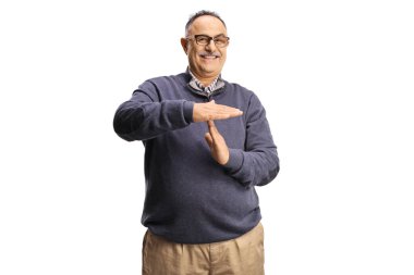 Gülümseyen olgun bir adam beyaz arka planda izole edilmiş bir şekilde mola veriyor.