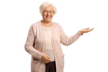 Elinde hayali bir şey tutan yaşlı bir kadın. Bir eli arka planda izole edilmiş.