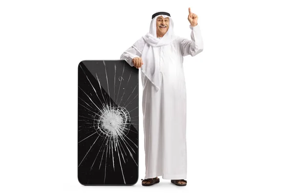 Портрет Повної Довжини Арабського Чоловіка Спирається Великий Смартфон Тріснутим Екраном — стокове фото