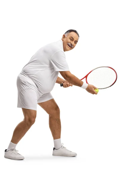 Gammal Man Som Serverar Tennisboll Och Ler Mot Kameran Isolerad — Stockfoto