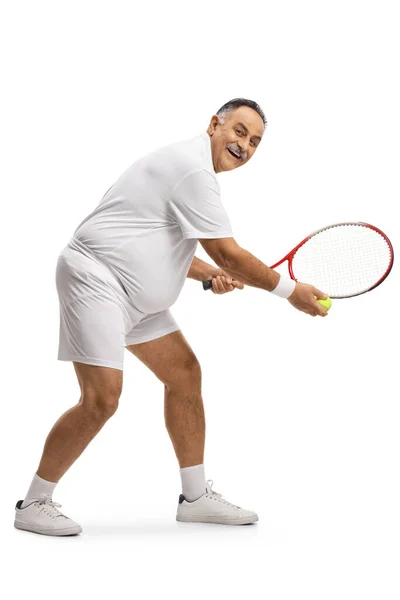 Hombre Maduro Sirviendo Una Pelota Tenis Sonriendo Cámara Aislado Sobre —  Fotos de Stock