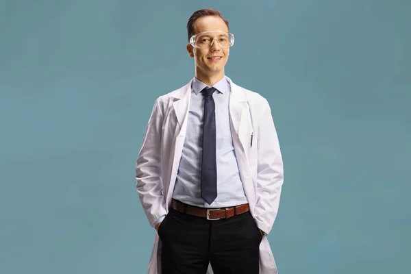 Trabajador Laboratorio Masculino Con Gafas Protectoras Aisladas Sobre Fondo Azul —  Fotos de Stock