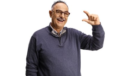 Olgun bir adam gülümsüyor ve beyaz arka planda küçük izole bir işaret gösteriyor.