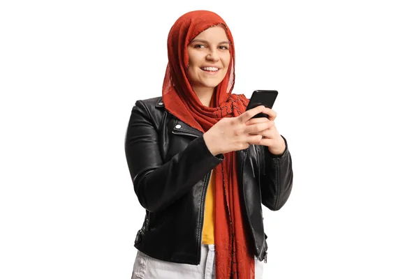 Mladá Žena Hidžábem Psaní Smartphone Při Pohledu Kameru Izolované Bílém — Stock fotografie