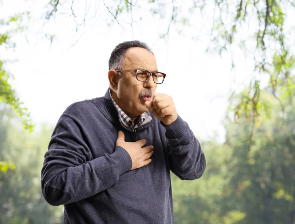 Uomo Maturo Parco Ridendo Tenendo Petto — Foto Stock