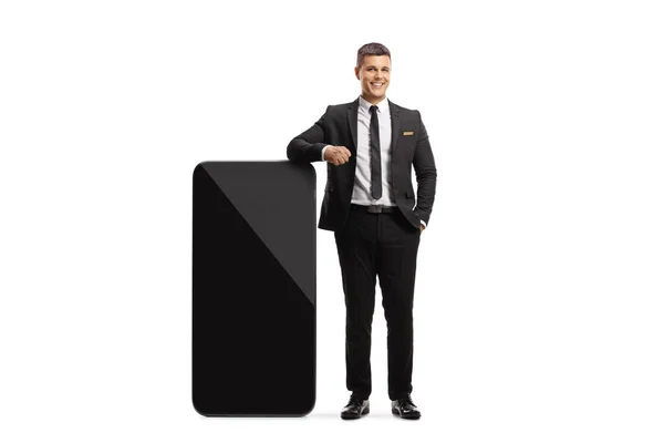 Mann Anzug Und Krawatte Lehnt Einem Großen Handy Und Lächelt — Stockfoto