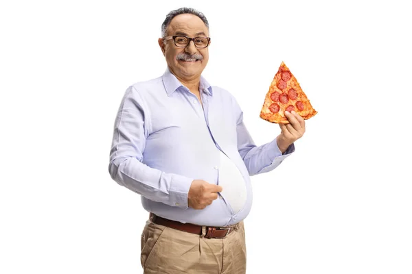 一个穿着紧身衣的有趣的成熟男人 手里拿着一片被白色背景隔开的意大利辣披萨 — 图库照片