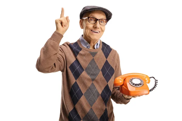 Oudere Man Met Een Oude Vintage Roterende Telefoon Wijzen Omhoog — Stockfoto