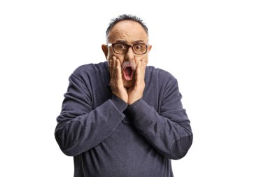 Şok olmuş olgun bir adamın beyaz arka planda yüzünü tutması.