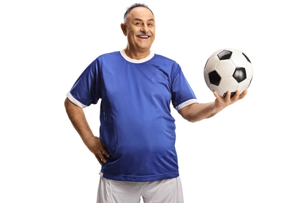 明るいです成熟した男でAブルーサッカージャージ保持ボールと笑顔孤立した上に白い背景 — ストック写真