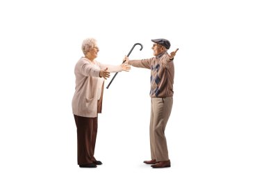 Beyaz arka planda izole edilmiş bir kucaklaşma için kolları açık yaşlı bir adam ve kadının tam boy profil çekimi.