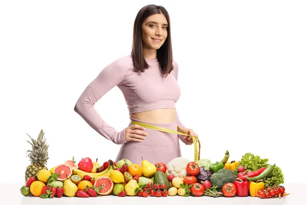 Femme Tenue Sport Mesurant Taille Derrière Une Pile Fruits Légumes — Photo