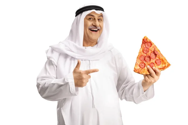 Улыбающийся Араб Этнической Одежде Держит Кусок Пиццы Пепперони Указывает Изолированный — стоковое фото