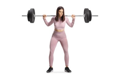 Beyaz arka planda izole edilmiş omuzlarda duran ve ağırlık kaldıran sportif kadın.