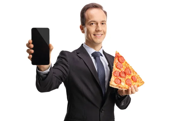 ペパロニピザのスライスを保持し 白い背景に隔離されたスマートフォンを示すビジネスマン — ストック写真