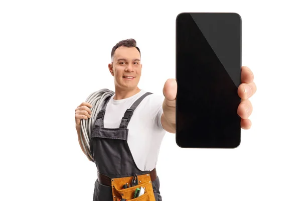 Elektrikář Nesoucí Kabely Rameni Ukazující Chytrý Telefon Izolovaný Bílém Pozadí — Stock fotografie