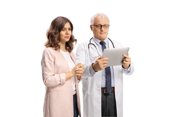 Dojrzały Lekarz Młoda Kobieta Patrząca Tabletkę Wyizolowaną Białym Tle — Zdjęcie stockowe