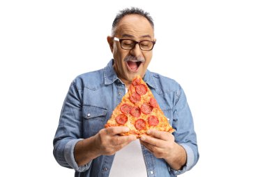 Kırmızı biberli pizza dilimini yiyen mutlu olgun bir adam beyaz arka planda izole edilmiş.