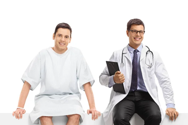 Männlicher Arzt Und Ein Junger Männlicher Patient Sitzen Auf Einem — Stockfoto