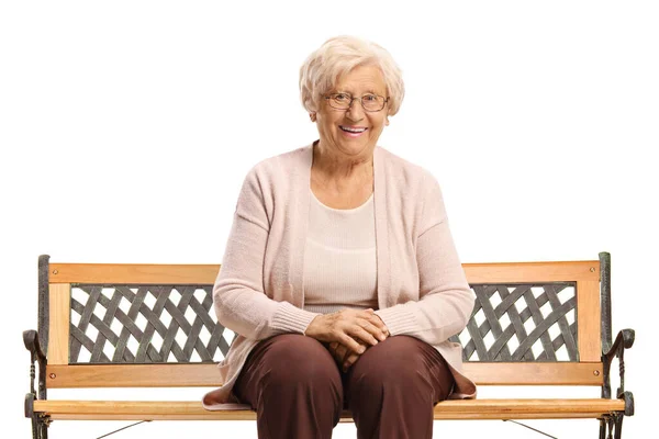 Senior Mulher Sentado Banco Sorrindo Isolado Fundo Branco — Fotografia de Stock